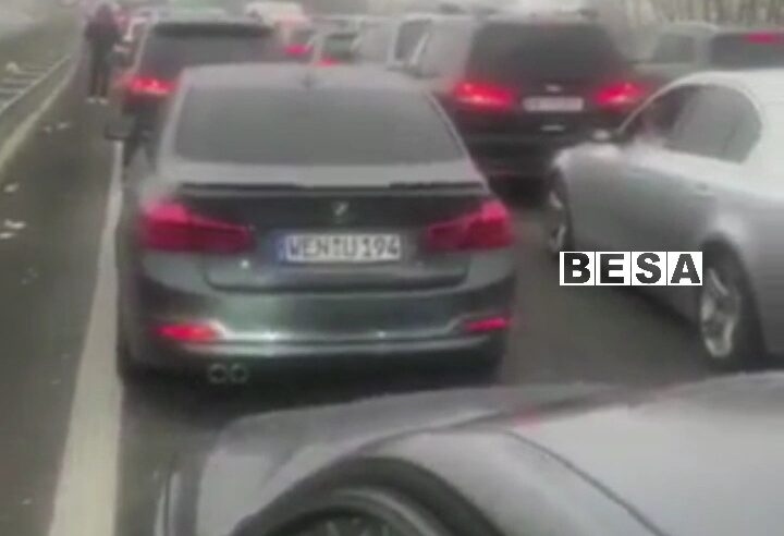 Kolona me kilometra të gjata në kufirin Serbi-Hungari, mërgimtarët “protestojnë” duke u rënë sirenave (VIDEO)