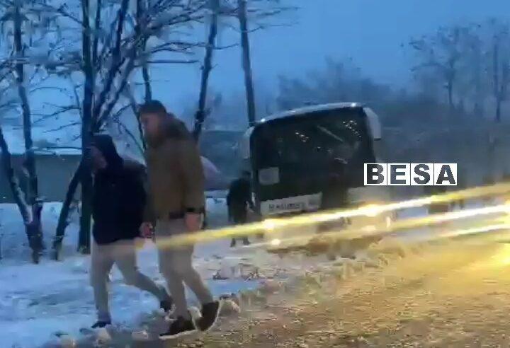 Kjo është gjendja e rrugës Gjakovë – Deçan, disa vetura rëshqasin nga rruga, nuk mund të vazhdojnë tutje (VIDEO)