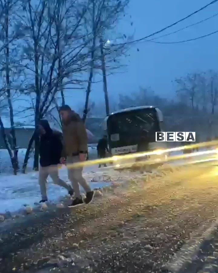 Kjo është gjendja e rrugës Gjakovë – Deçan, disa vetura rëshqasin nga rruga, nuk mund të vazhdojnë tutje (VIDEO)