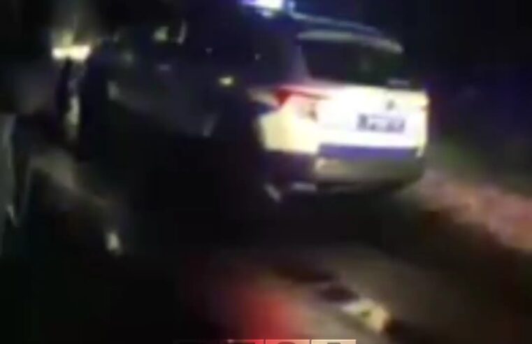 Pamjet e para të autobusit me mërgimtarë që u rrotullua në Serbi (VIDEO)