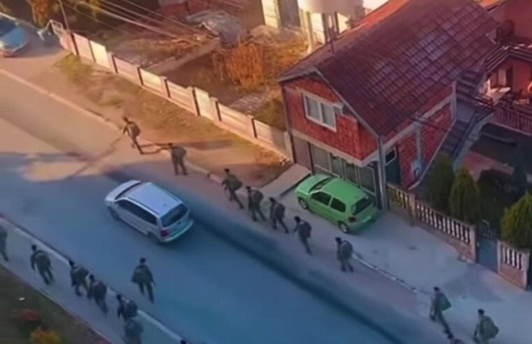 Ushtria e Kosovës parakalon në Mitrovicë, qytetari ua këndon këngën “Xhamadani vija-vija është Kosova është Shqipëria”, dhe thotë “Allahu ju ruajt” (VIDEO)