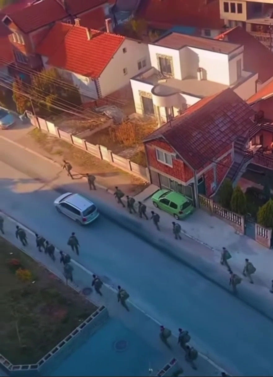 Ushtria e Kosovës parakalon në Mitrovicë, qytetari ua këndon këngën “Xhamadani vija-vija është Kosova është Shqipëria”, dhe thotë “Allahu ju ruajt” (VIDEO)