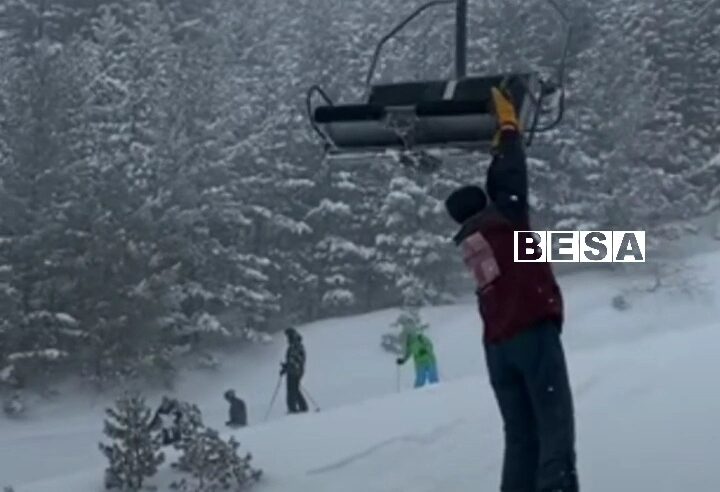 Momenti kur një person rrëzohet nga skilifti në Brezovicë, nga një lartësi mbi 10 metra (VIDEO)