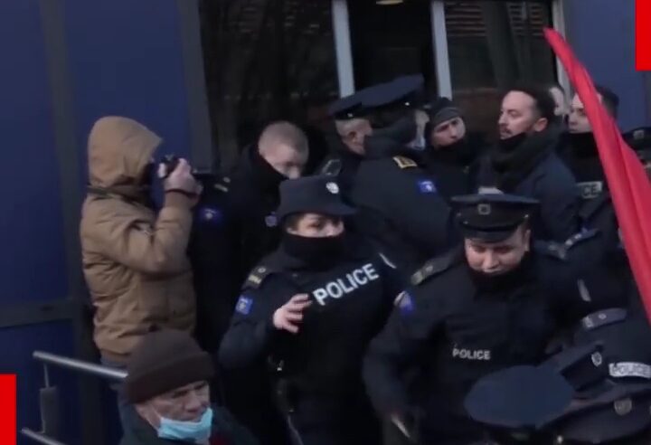 Momenti kur Dardan Molliqaj godet me shuplakë policin në protestë (VIDEO)
