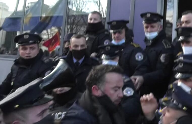 PSD nxjerr pamjet ku policët e përplasin Dardan Molliqajn (VIDEO)