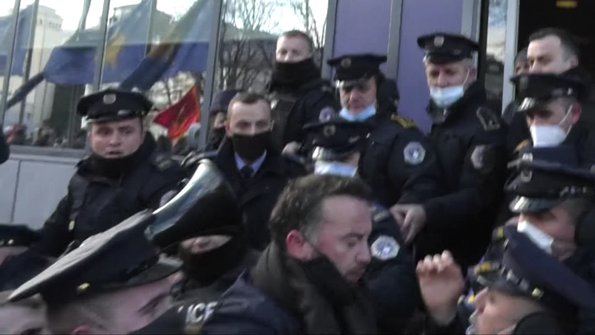 PSD nxjerr pamjet ku policët e përplasin Dardan Molliqajn (VIDEO)