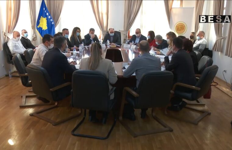 KRYETARI I PRIZRENIT SHAQIR TOTAJ TAKON DREJTORËT KOMUNAL, KËRKON PROGRAMIN MENAXHUES TË DREJTORIVE TË TYRE