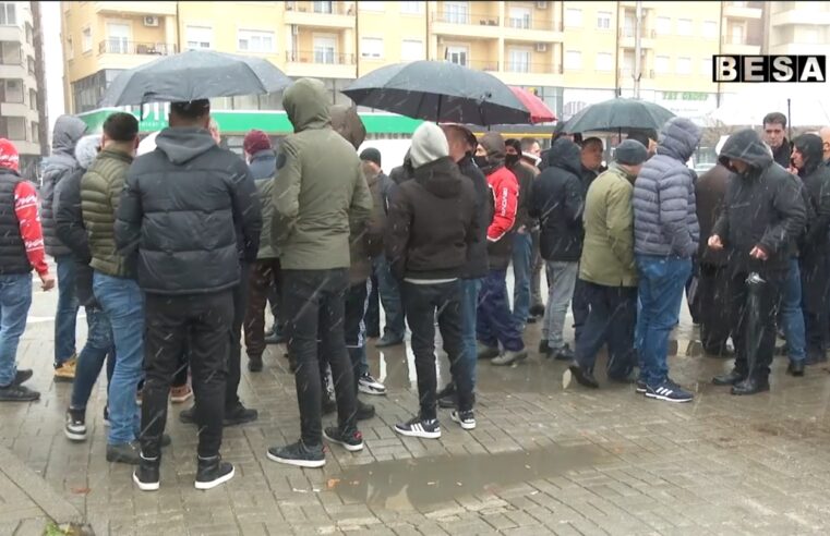 PROTESTOJNË PËR REDUKTIME TË GJATA TË UJIT TË PIJES BANORËT E LAGJES “BAJRAM CURRI”, DREJTORI I HIDROREGJIONIT JUGOR JEMI DAKORDUAR PËR ZGJIDHJE TË SHPEJTË