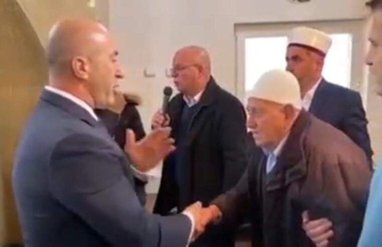 Ramush Haradinaj në një Xhami të Rahovecit merr pjesë në faljen e gjakut