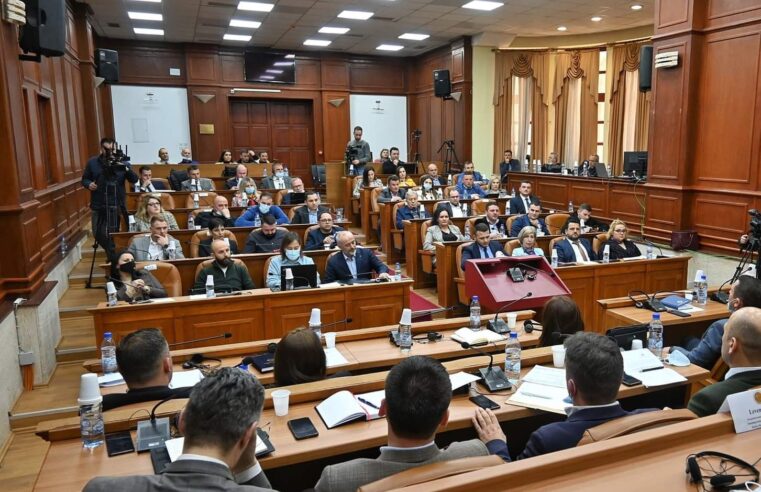 Lajm i mirë për asamblistët, me Ligjin e ri do t’u dyfishohet paga