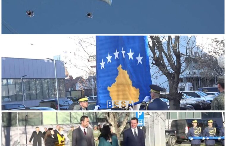 Osmani, Kurti e Konjufca urojnë qytetarët- Ngritet flamuri shtetëror në objektin e Qeverisë