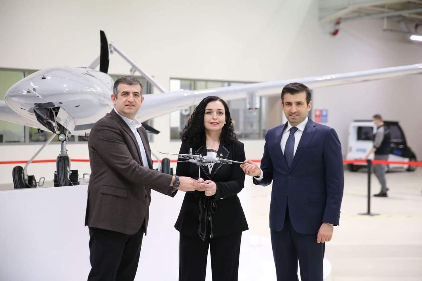 Presidentja Osmani viziton fabrikën turke për prodhimin e dronëve luftarak që po përdoren në luftën Ukrainë-Rusi