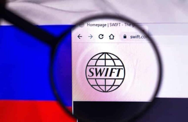 LAJMI I FUNDIT Rusia përjashtohet pjesërisht nga rrjeti SWIFT, u ngrihen asetet oligarkëve rusë