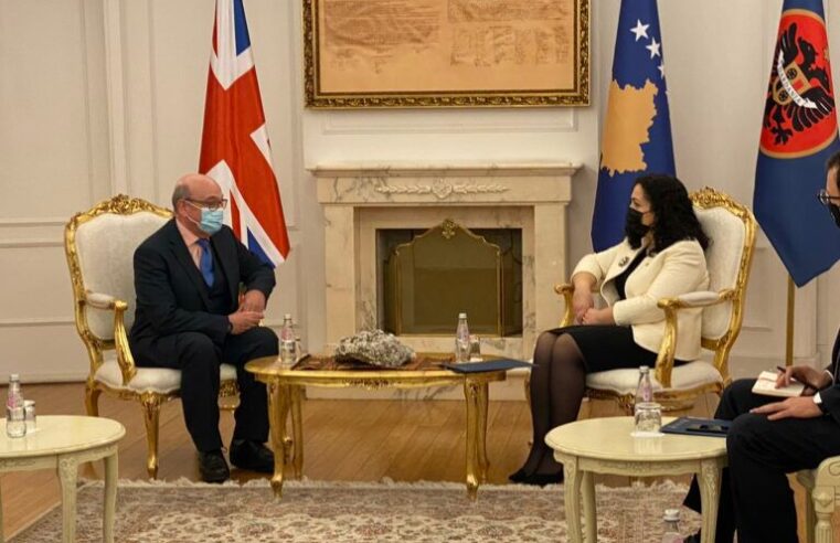 Emisari britanik Stuart Peach takon presidenten Osmani