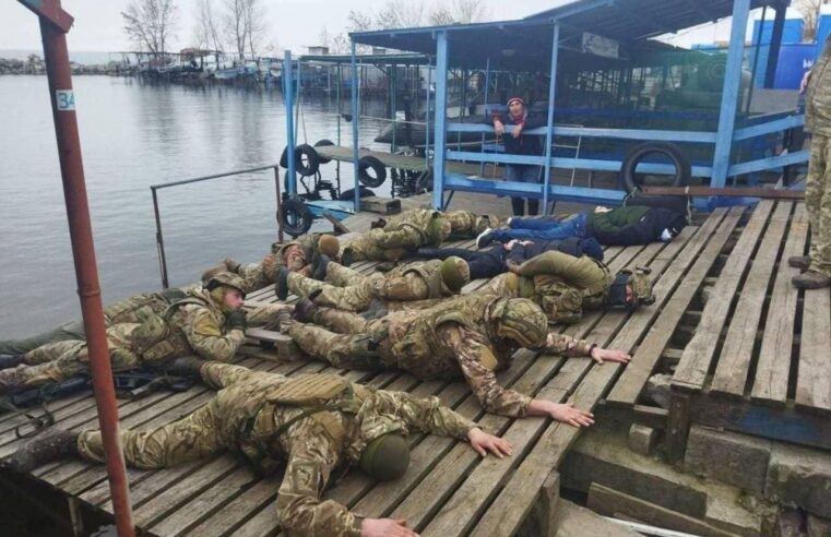 “Të shtrirë për toke”, ushtarët rus🇷🇺 të arrestuar nga forcat ushtarake të Ukrainës