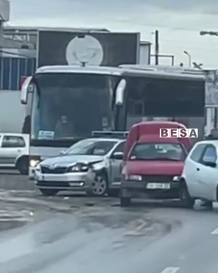 Aksident në dalje të Prizrenit në Lubizhdë, afër tregut të automjeteve (VIDEO)