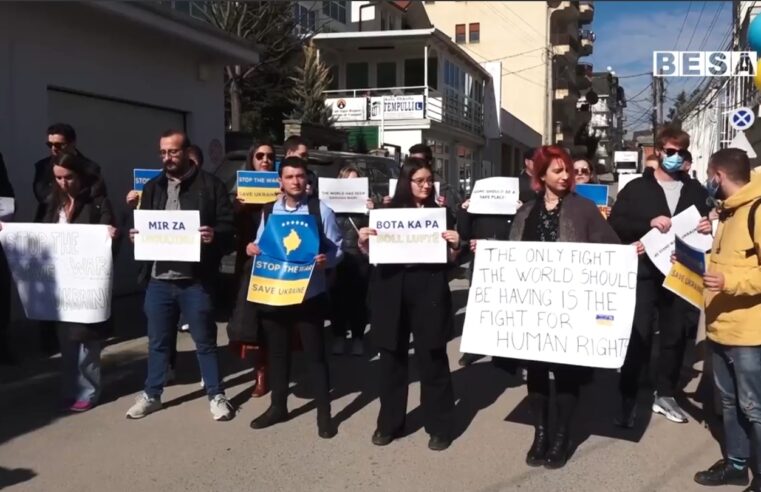 Qytetarët protestojnë para Zyrës Ndërlidhëse të Rusisë në Prishtinë