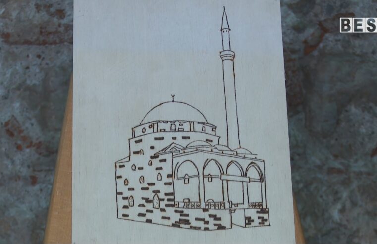 Hapet galeria e monumenteve historike të Prizrenit përmes pirografisë / djegies në dru
