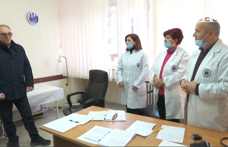 Kryetari Totaj vizitoi QKMF-në në Prizren ku po behët testimi falas për diabet