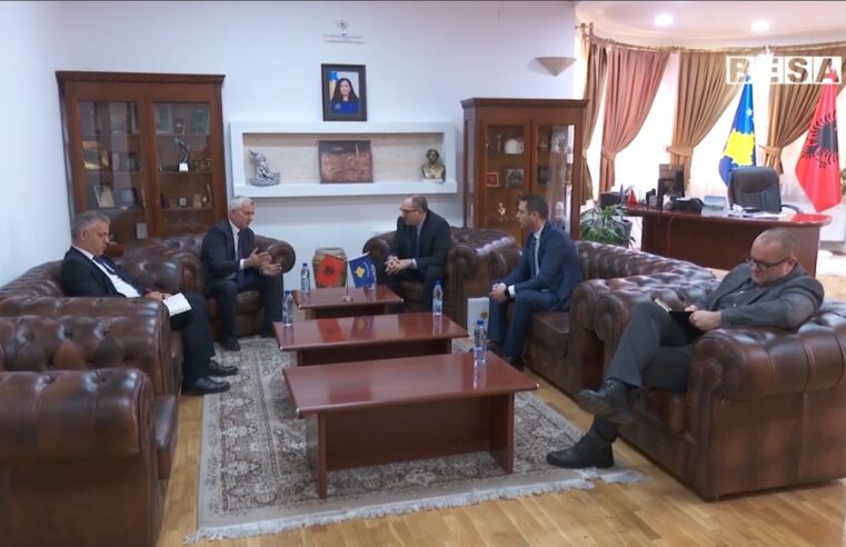 Kryetari Totaj priti në takim amabasadorin e Shqipërisë në Kosovë Minxhozi
