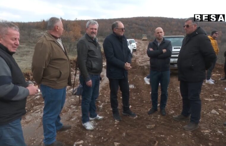 Kryetari Totaj dhe stafi i tij vizitoi punimet që po kryhen në disa rrugë të Hasit