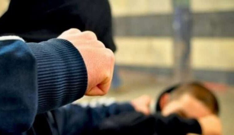 Babai dhe djali rrihen me njëri-tjetrin në Prizren, njëri merr tretman mjekësor në Spital