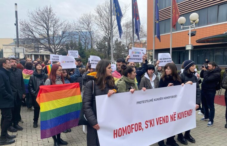 Homofob, s’ki vend në Kuvend: Protestohet në Prishtinë pas votave kundër Kodit Civil