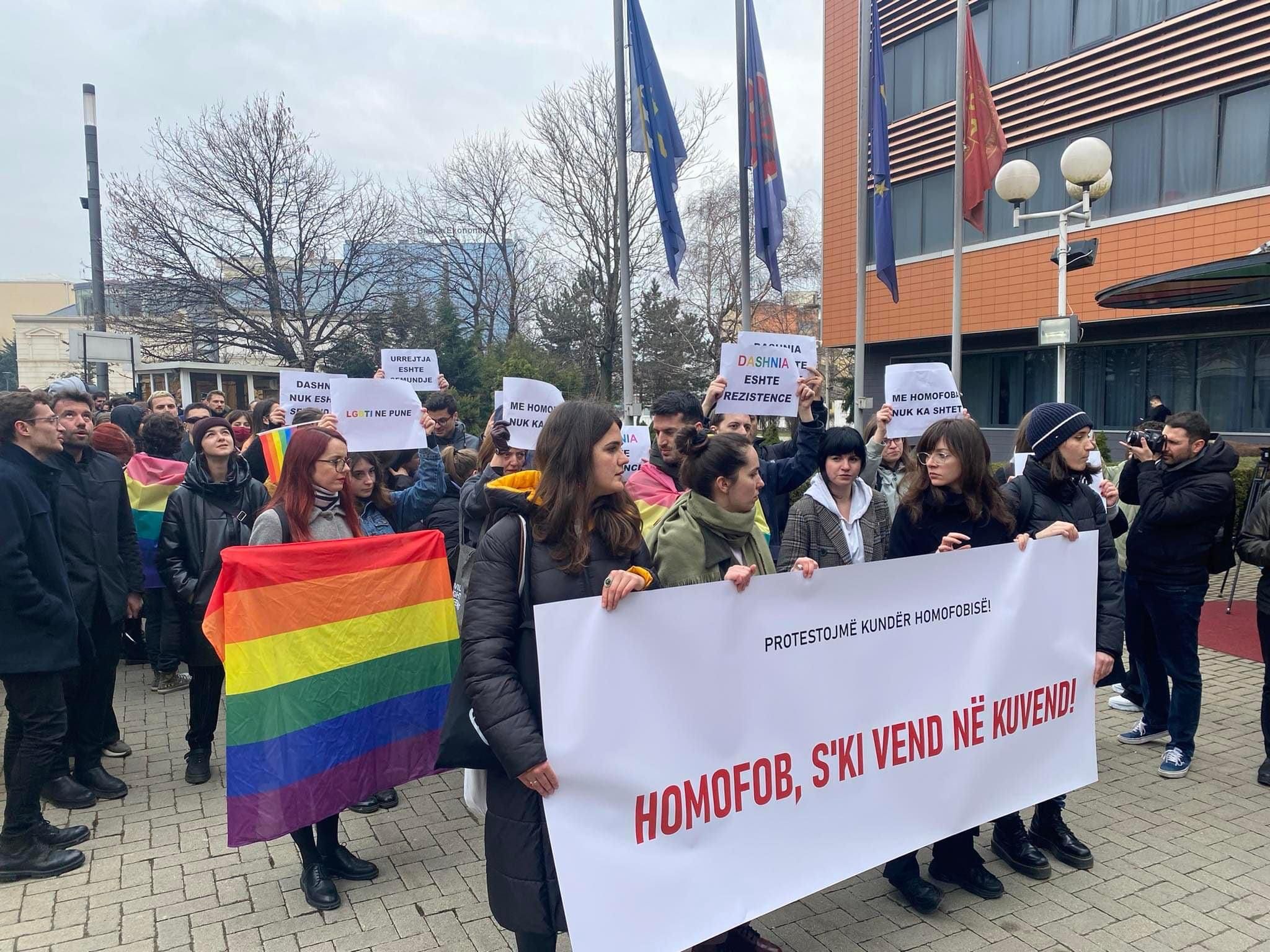 Homofob, s’ki vend në Kuvend: Protestohet në Prishtinë pas votave kundër Kodit Civil