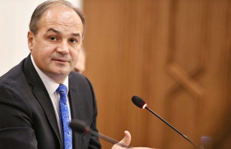 Enver Hoxhaj beson se vizat hiqen pas zgjedhjeve në Francë