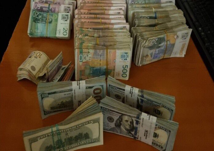 Policia e Kosovës ia konfiskon shtetasit serb mbi 35 mijë dollarë e mbi 6 milionë dinarë