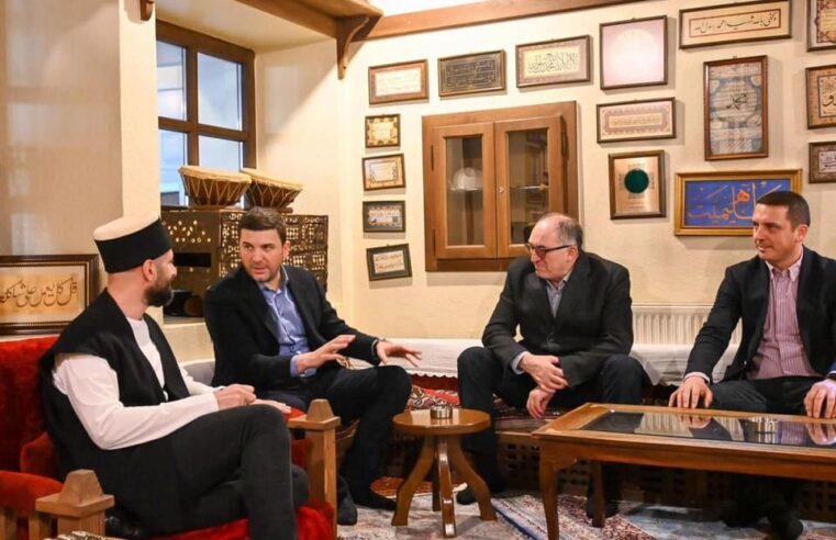 Kryetari i PDK, së Memli Krasniqi bashkë me Shaqir Totaj dhe Kujtim Gashi vizitojnē Teqet e Prizrenit