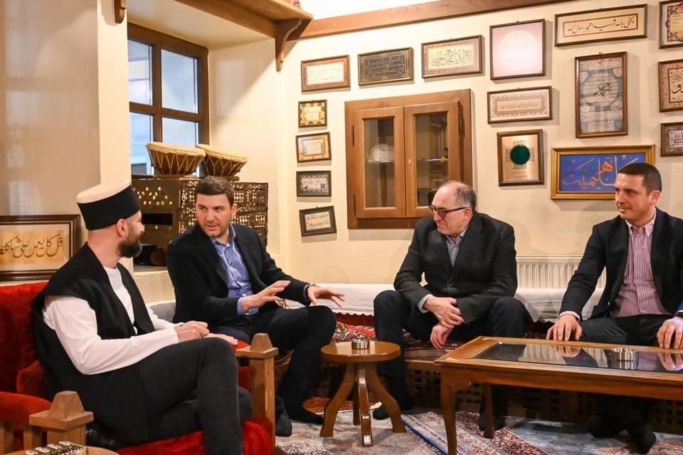 Kryetari i PDK, së Memli Krasniqi bashkë me Shaqir Totaj dhe Kujtim Gashi vizitojnē Teqet e Prizrenit