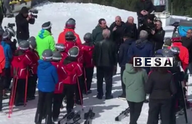 Kryeministri Kurti në Brezovicë, merr pjesë në aktivitetin e performancës së skijimit nga fëmijët të programit “Drejt Malit” (VIDEO)