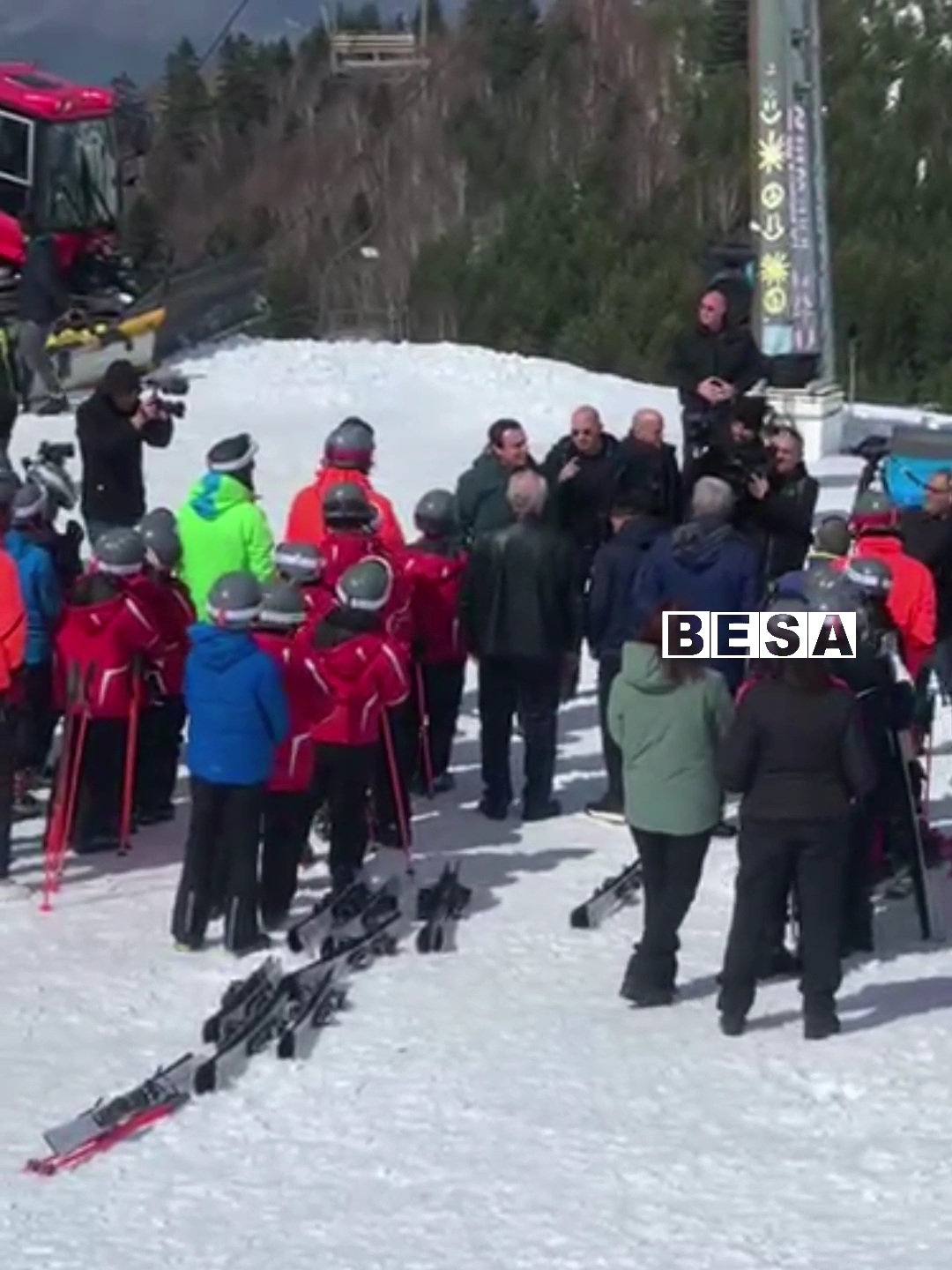 Kryeministri Kurti në Brezovicë, merr pjesë në aktivitetin e performancës së skijimit nga fëmijët të programit “Drejt Malit” (VIDEO)