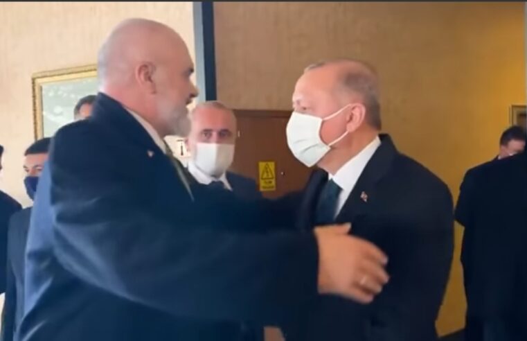 Kryeministri shqiptar, Edi Rama takohet me Presidentin Recep Tayyip Erdoğan, në forumin diplomatik të Antalias (VIDEO)