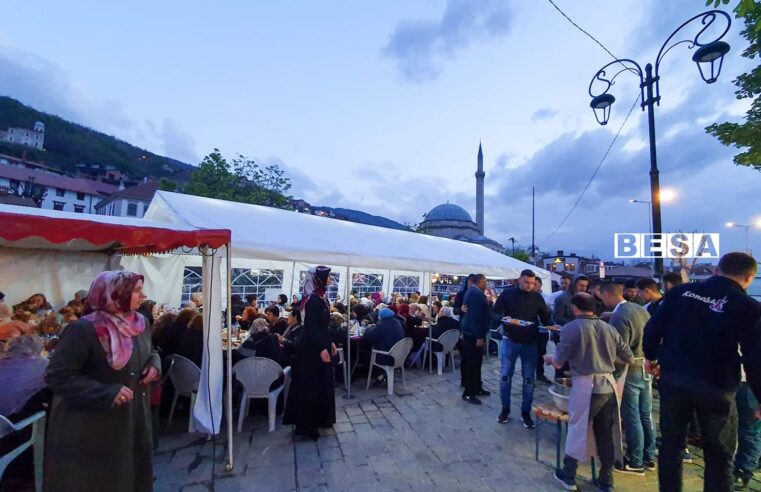 Iftari tradicional në Shadërvan të Prizrenit