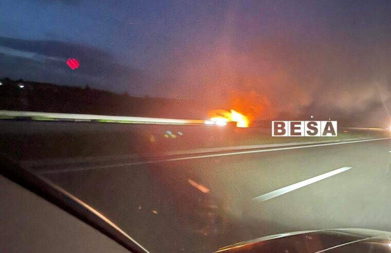 Digjet një veturë në Autostradë afër daljes sē Vlashnjes