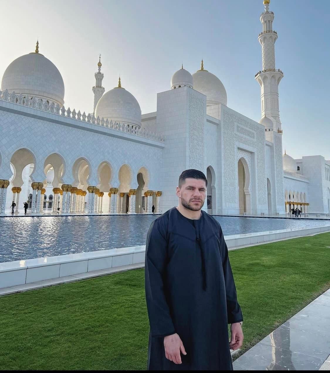 Boksieri shqiptar, Florian Marku përshëndet nga Xhamia në Abu Dhabi ❤
