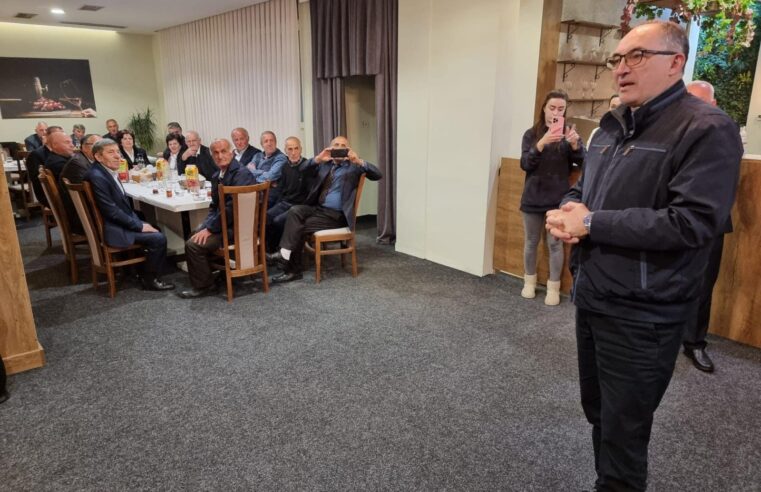 Kryetari Shaqir Totaj shtron iftar për mësimdhënësit e Komunës së Prizrenit