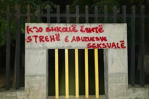 Parulla në muret e disa Shkollave të Prizrenit pas arrestimit të një mësuesi të dyshuar për pedofili