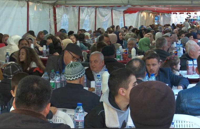 Shtrohet iftari tradicional në Shadërvan të Prizrenit