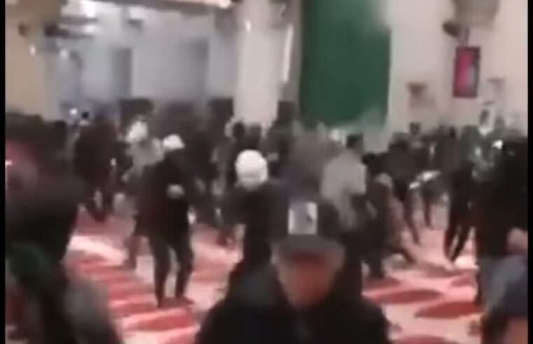 Pamje ku Policia izraelite hyri në Xhaminë Al-Aksa dhe përdori plumba gome dhe bomba zhurmuese
