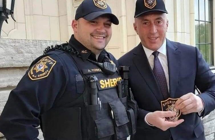 Haradinaj si ‘sherif’, pozon me policin shqiptar në Amerikë 🇺🇸🇽🇰