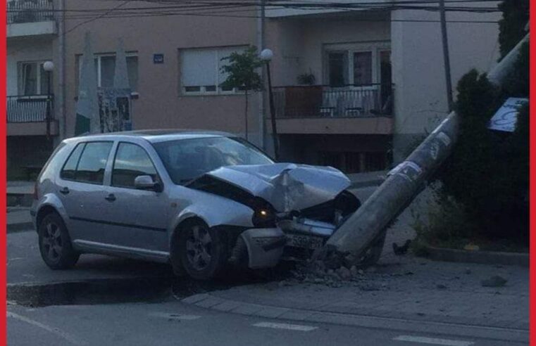 Vetura përplaset në shtyllën elektrike, dy të lënduar në Istog