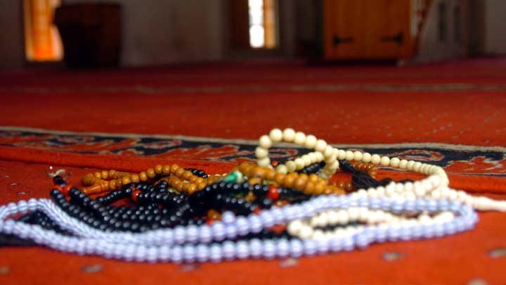 Hajnat vjedhin 40 palë tespih nga një Xhami në Prizren