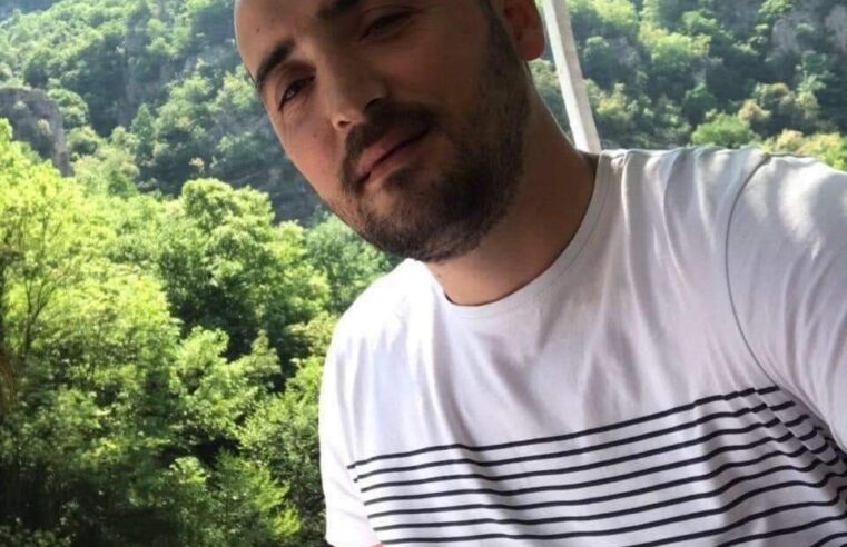 Ky është i riu Erdin Haxhiu nga Podujeva i cili ndrroj jetë pasi e zuri lisi si pasojë e erërave të fuqishme ne Prishtinë.