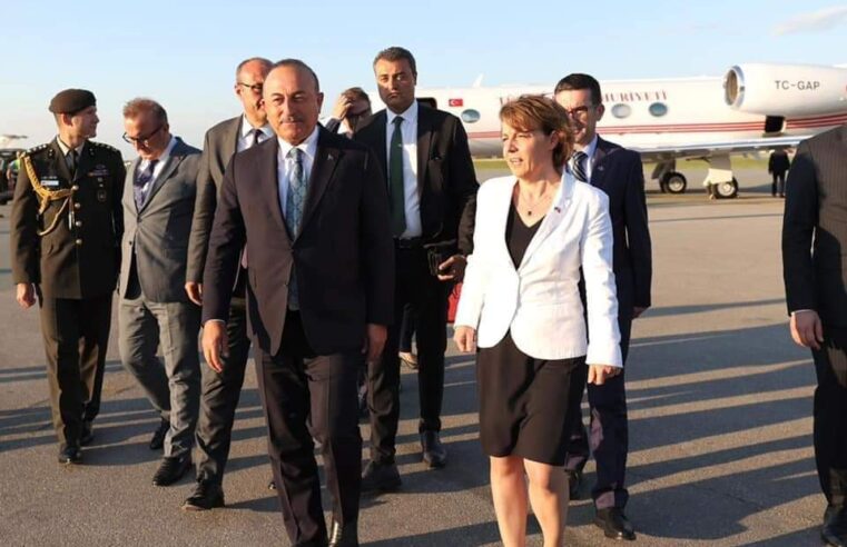 Kryediplomati turk, Çavuşoğlu, mbërrin në Kosovë, e pret Ministrja Gërvalla
