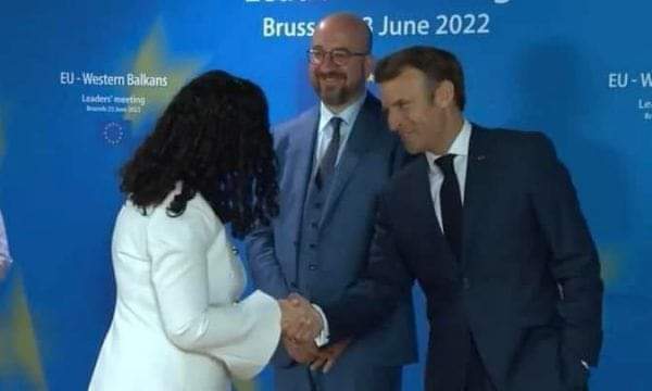 Macron me kulturën e vet “alla franga”, takohet me dorë në xhep me Presidenten Osmani