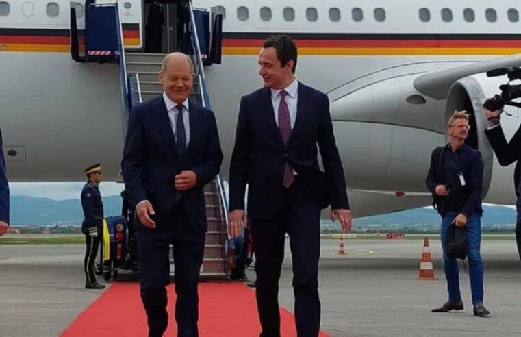 Kancelari Gjerman Olaf Scholz arrin në Kosovë, Kryeministri Kurti poston fotografi me të 🇩🇪🇽🇰
