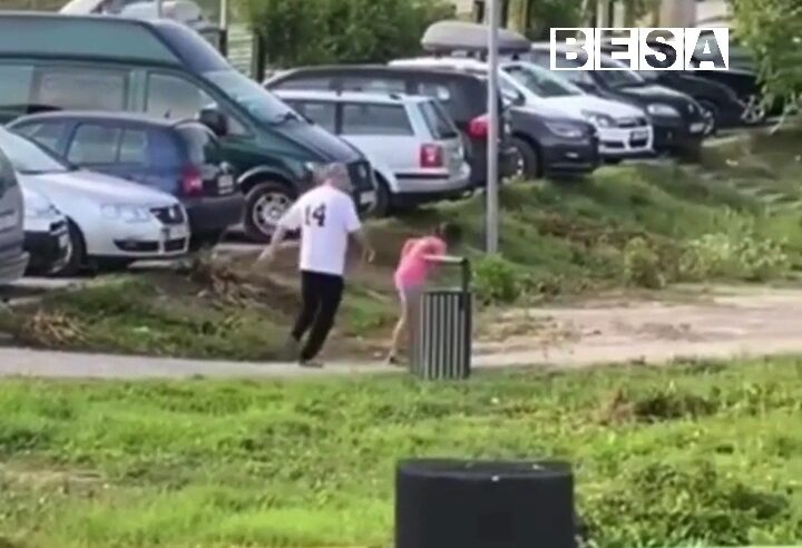 E tmerrshme: Një person rrah brutalisht një vajzë të vogël në “Tauk Bahçe” (VIDEO)